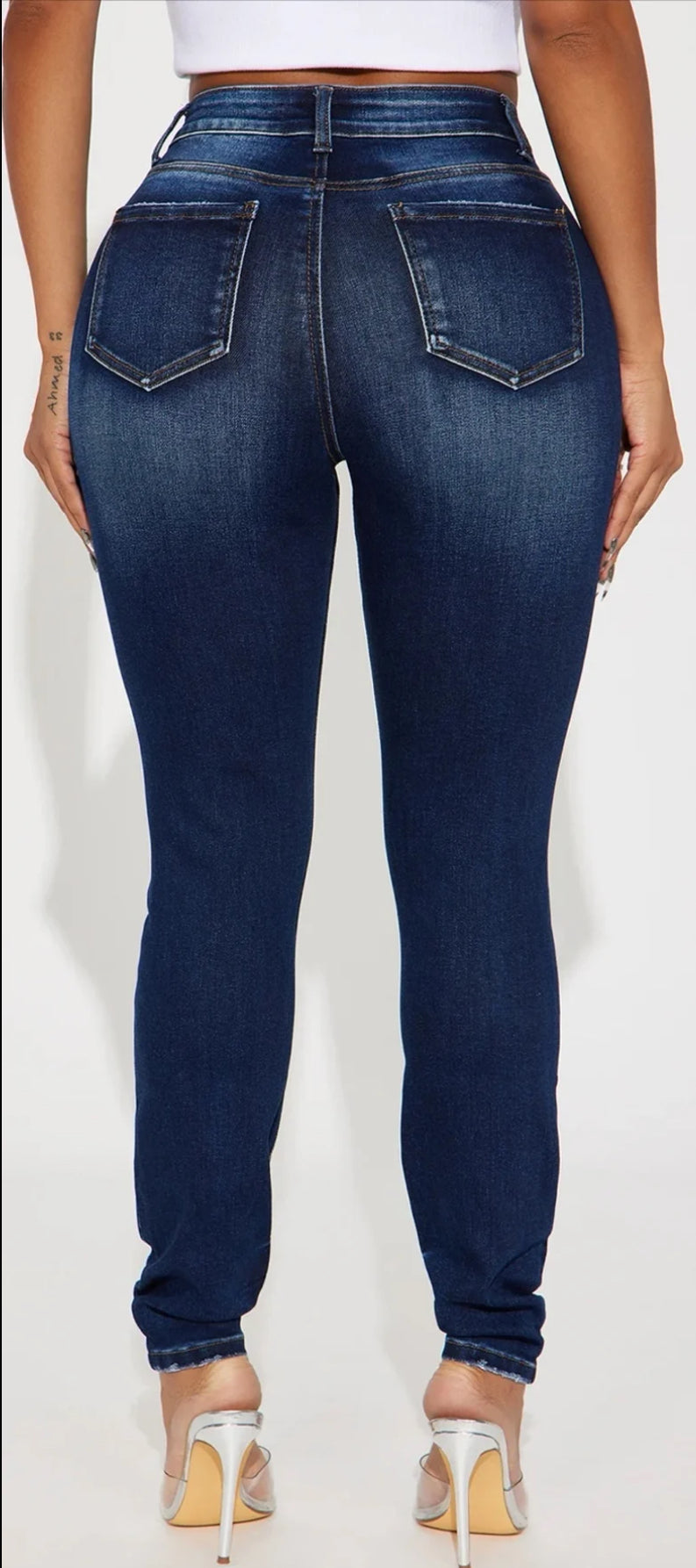 Women’s size 7 Kalisha Stretch Ripped Skinny Jeans - Dark Wash